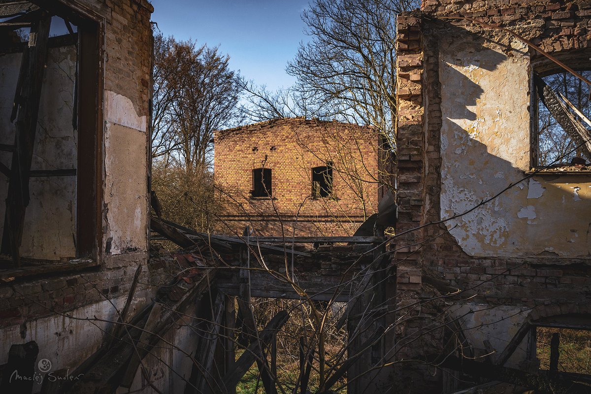 Maciej_Smolen's tweet photo. Dom i Młyn

#MaciejSmolenPhotoGraphics #UrbexKind #UrbexSkalmar

#Urbex #UrbanExploration #Abandoned #Deserted #Decayed #Forgotten

Nikon D7200 | Sigma 17-50mm f/2.8 DC EX OS HSM https://t.co/ldnZP7o7yQ