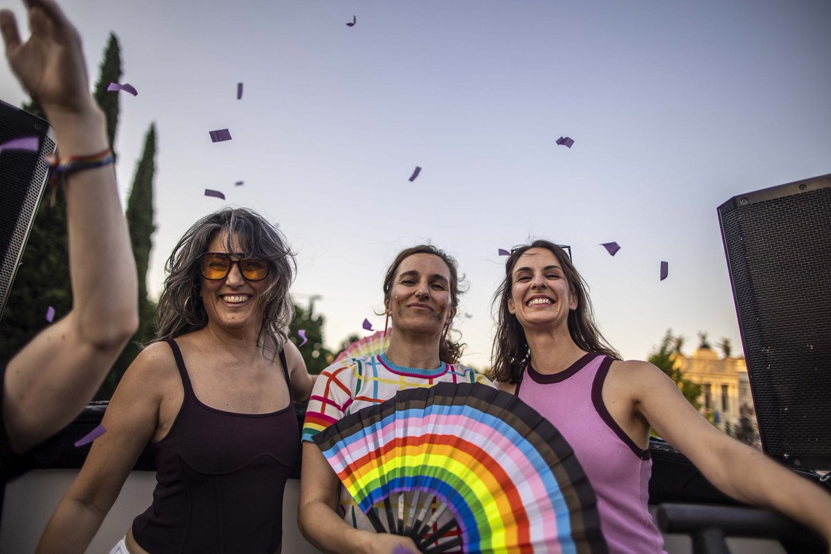 manuelabergerot's tweet photo. Ayer Madrid volvió a sacar sus colores y sus ganas de disfrutar y seguir defendiendo cada derecho conquistado con fuerza y alegría. 
Ayer y cada día, orgullo de la gente que hace Madrid 🏳️‍🌈🏳️‍⚧️ https://t.co/53qxKCEpAu