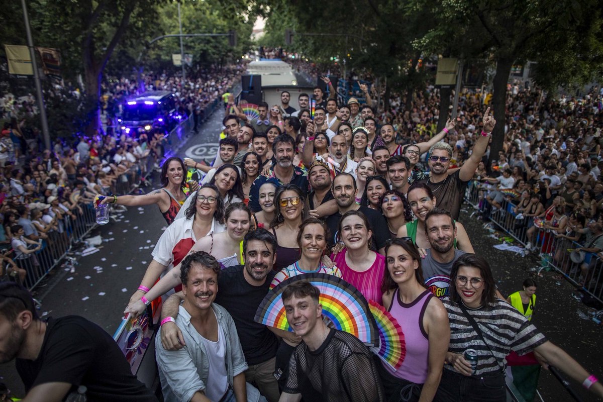 manuelabergerot's tweet photo. Ayer Madrid volvió a sacar sus colores y sus ganas de disfrutar y seguir defendiendo cada derecho conquistado con fuerza y alegría. 
Ayer y cada día, orgullo de la gente que hace Madrid 🏳️‍🌈🏳️‍⚧️ https://t.co/53qxKCEpAu