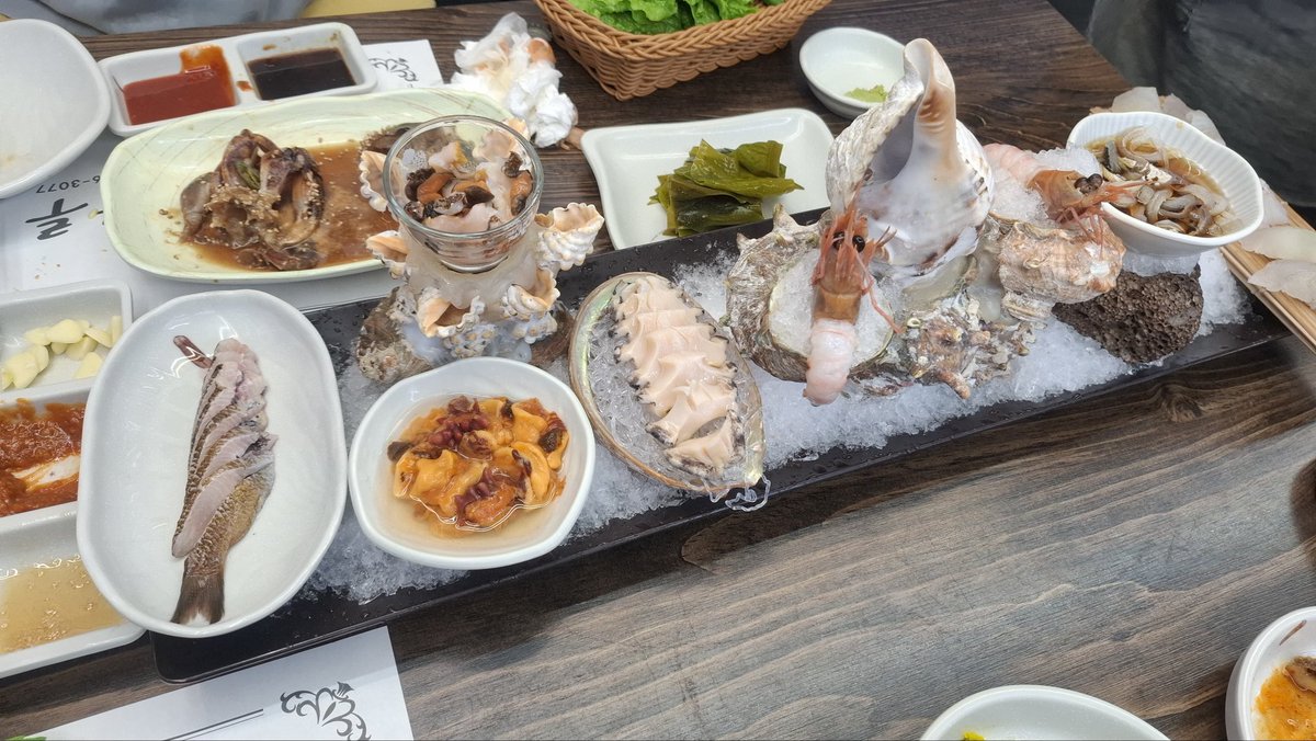 kimwes84's tweet photo. 어제갔던 횟집인데 2인 8만원에 이정도 구성이면 요즘 세상에 괜찮지않나 싶어. 물론 뒤에 매운탕이랑 튀김까지 나옴. https://t.co/okqGBzzKJF
