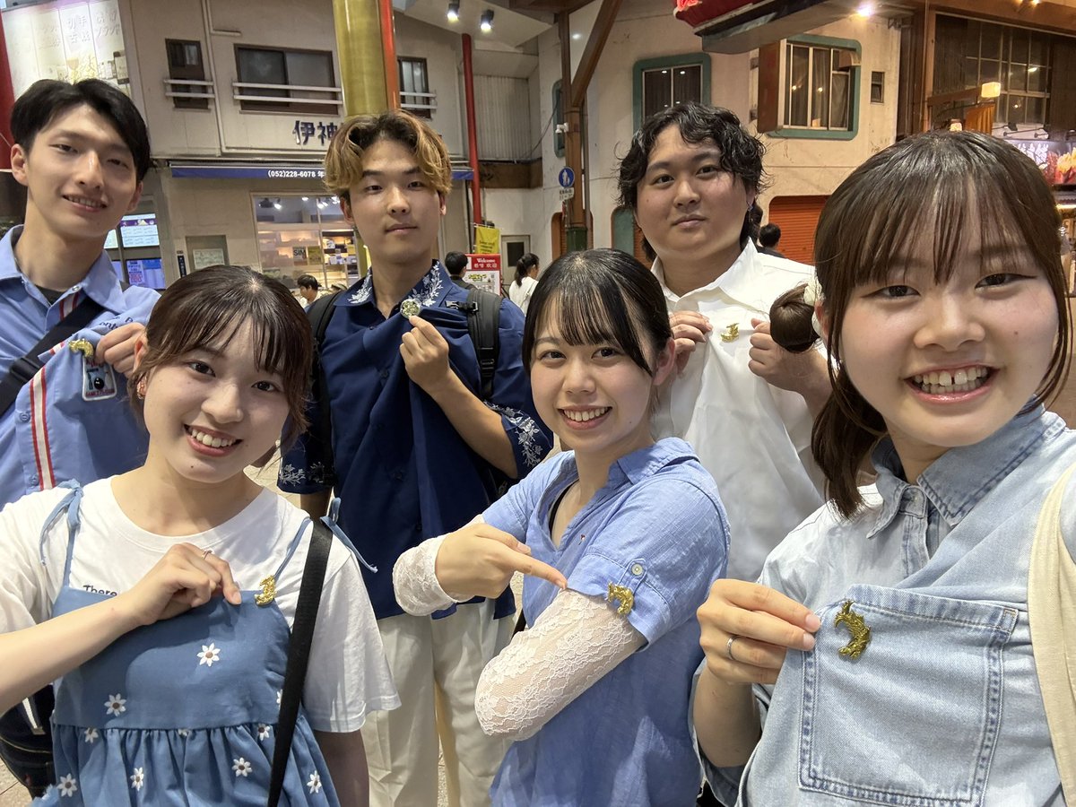 Solaris_bzb's tweet photo. ⋱  #ナゴペラ 出演しました❕⋰

本日行われた #ナゴペラ に出演しました！

私たちの初ステージ、観客の皆さんのおかげで楽しく演奏することができました😚
ありがとうございました❕

みんなで（？）金鯱のピンバッチつけてみました！👀

#ナゴペラ #アカペラ https://t.co/U5kSEnhAjy