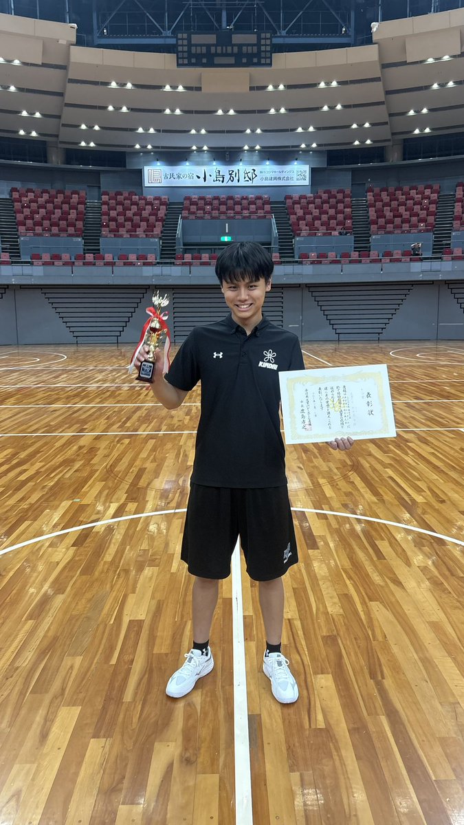 Kindai_VBC's tweet photo. 🏆個人賞受賞者🏆

西日本インカレで6名が個人賞を受賞しました❗️
写真2枚目より

リベロ賞:小瀬維都
サーブ賞:本田琥生
スパイク賞・ブロック賞:阿雲竜太郎
セッター賞:寺林和博
最優秀選手賞:三杉遥
優秀監督賞:森田亜貴斗 https://t.co/ssYC1EbbiG
