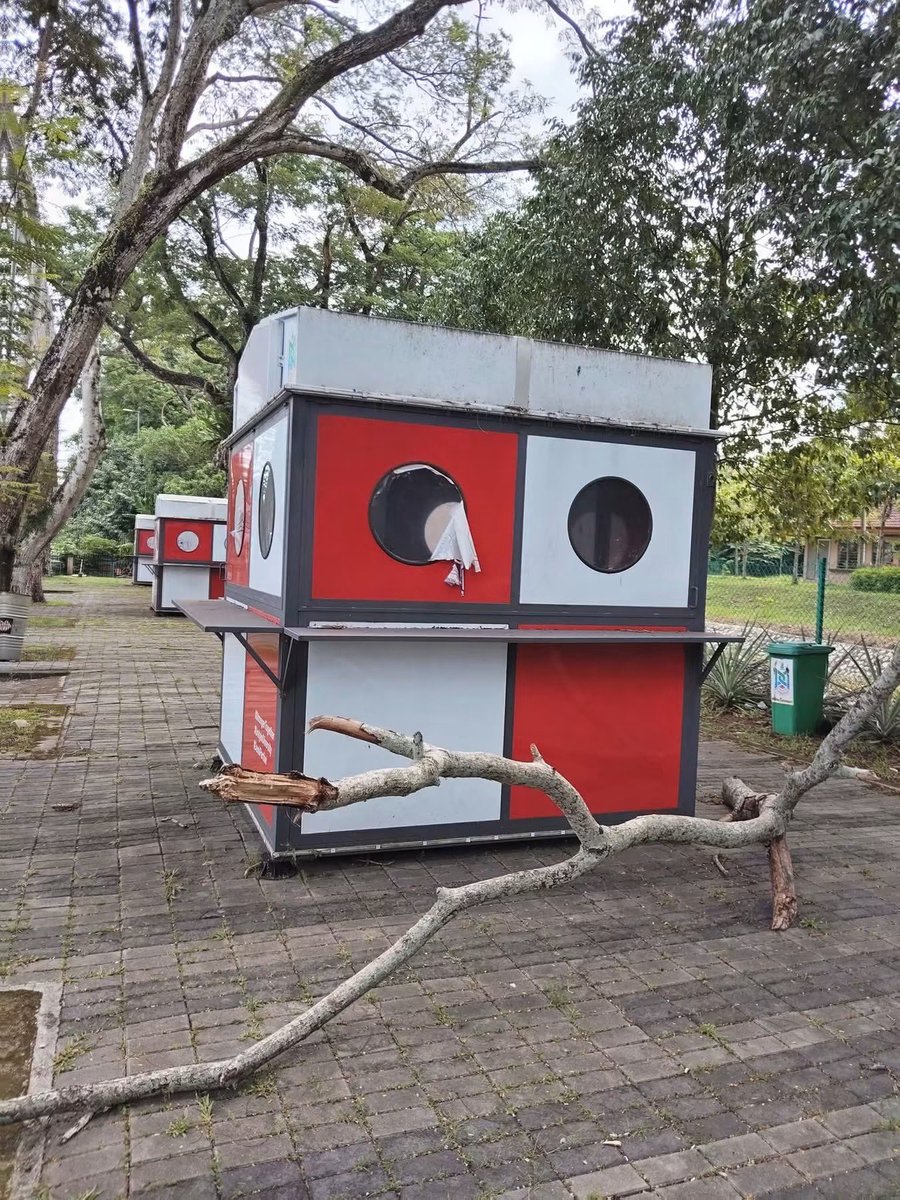 ameydeen_'s tweet photo. MyKiosk KPKT: Projek Bantu Rakyat Atau Skandal Sakau Duit Cukai?

Sakit betul hati bila fikirkan pasal projek MyKiosk bawah KPKT pimpinan Nga Kor Ming ni, sebab kat merata tempat kita boleh nampak kiosk-kiosk ni terbiar kosong melongpong daripada yang betul-betul beroperasi. https://t.co/NqYV4eUZWQ