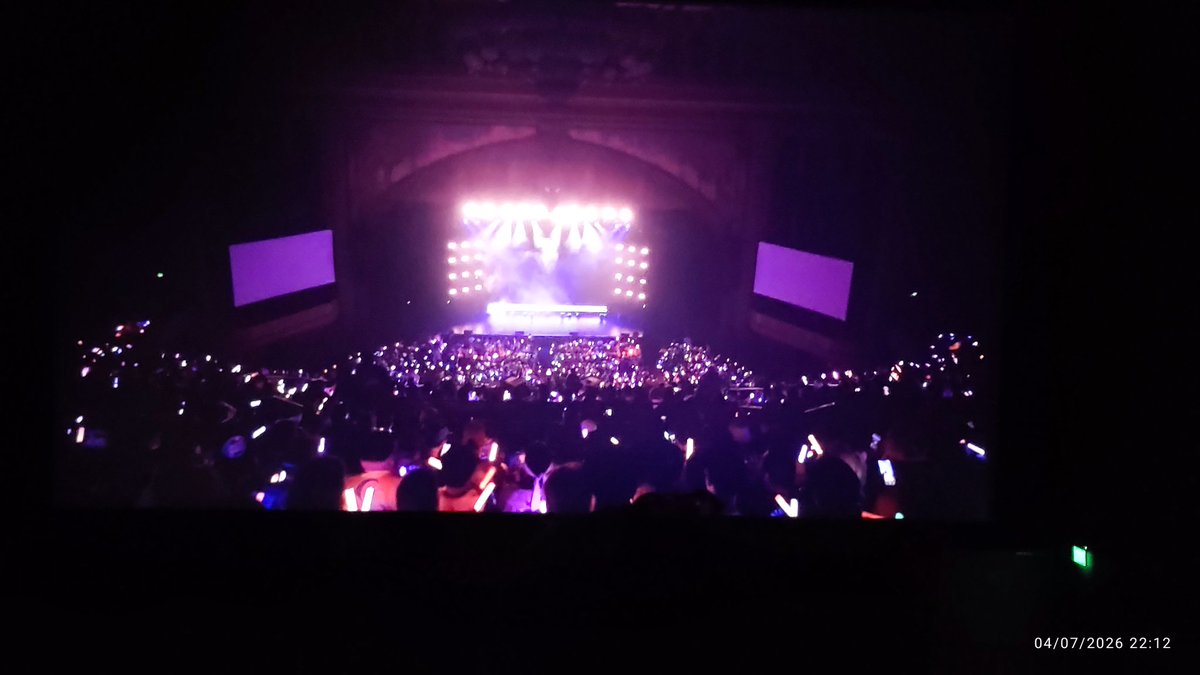 NexRodriguez's tweet photo. El concierto se murió de tanto brainrot pero al fin y al cabo la pasamos bien, algunos fans (Gracias banda) dieron freebies random a la salida e intercambie algunos para quedarme con Mori Calliope y GG bb

#holoSerendipity #holoMX https://t.co/u2vghPB8uW