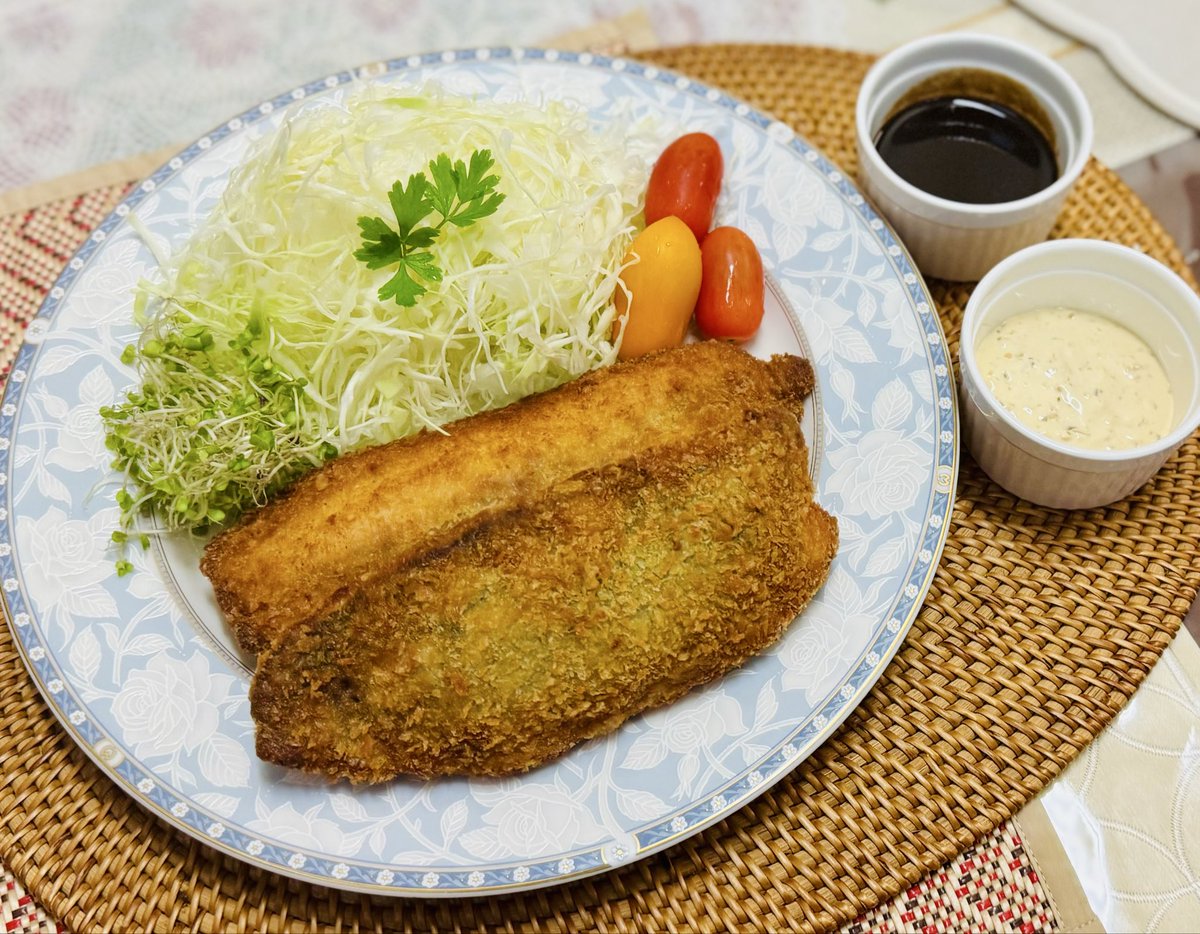 banshin4649's tweet photo. 続きの昨日のおもてなしご飯🍚✨
お肉よりシーフードが好きって言ってたので、鯛・タコ・貝柱のお刺身に、おっきなアジフライ、そして鯛のアラで取った出汁を使ったビリヤニを作りました😊
特にアジフライとビリヤニが大好評😆
アジは骨をピンセットで抜いているので、安心して食べてもらえます😋 https://t.co/4kLshaNHfX