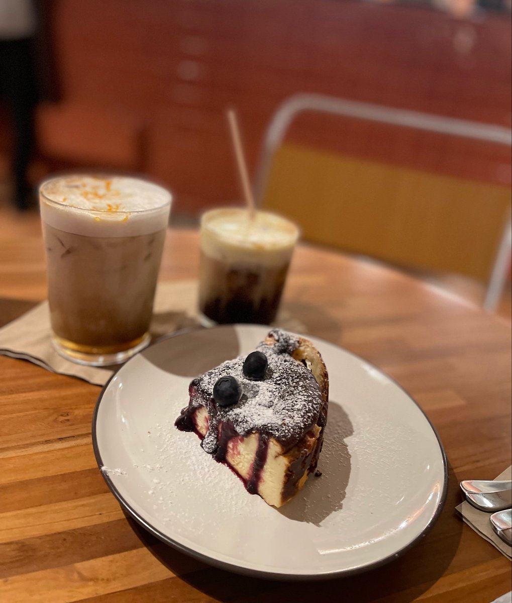PaperDjak's tweet photo. burnt Blueberry Cheese Cake &amp; Mont Blanc-nya approved https://t.co/4MLfJiEz3I