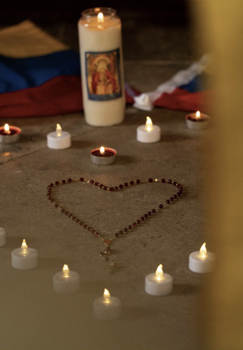 ConVzlaFrancia's tweet photo. 🕯️ Desde París nos unimos a #UnaLuzPorVzla con un Santo Rosario organizado por la Asociación Amar y Servir y ConVzla Francia. Una luz por las víctimas, sus familias y por la esperanza de una Venezuela libre. 
🇻🇪 #UnaLuzPorVzla https://t.co/KH9ZgiaQFq