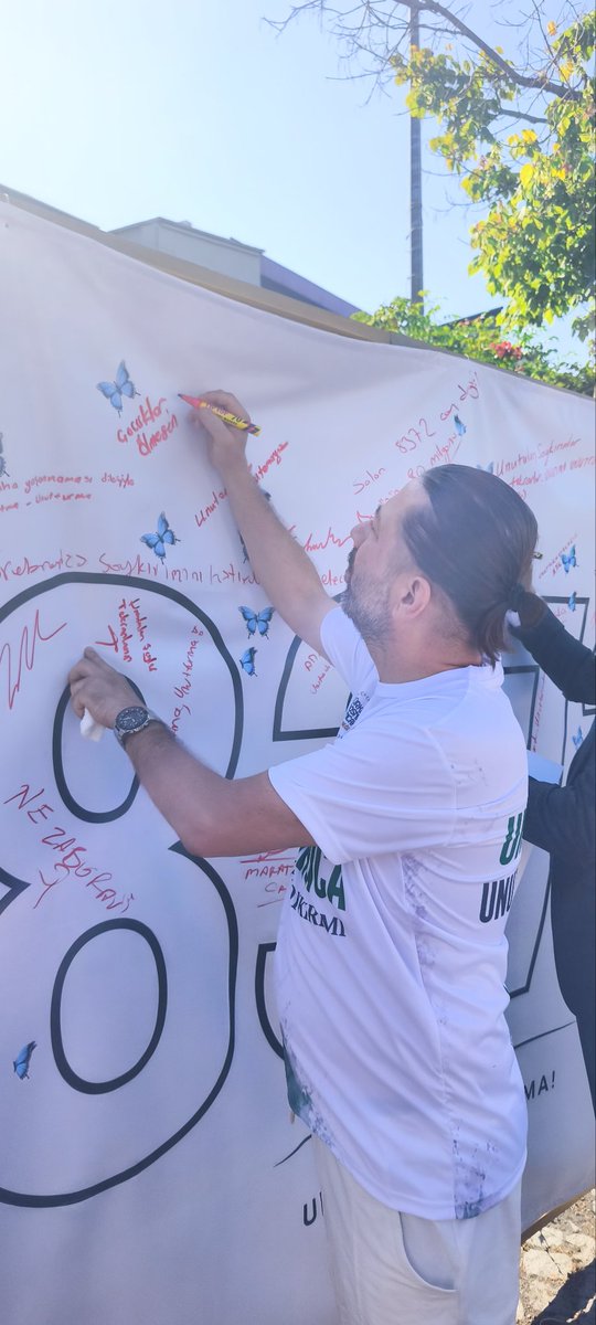 GokhanBulac's tweet photo. Unutma! Unutturma! 🦋
Türkiye Bosna Sancak Derneğinin 
"8372 can, tek bir hatıra, sonsuz bir sorumluluk." diyerek düzenlediği 
6. Uluslararası Srebrenica Anma Koşusu’nda acımızı ve kararlılığımızı adımlarımızla haykırdık.

#srebrenica
#bosna 
#türkiye 
#soykırım 
#repost https://t.co/Oe2R74qLfp