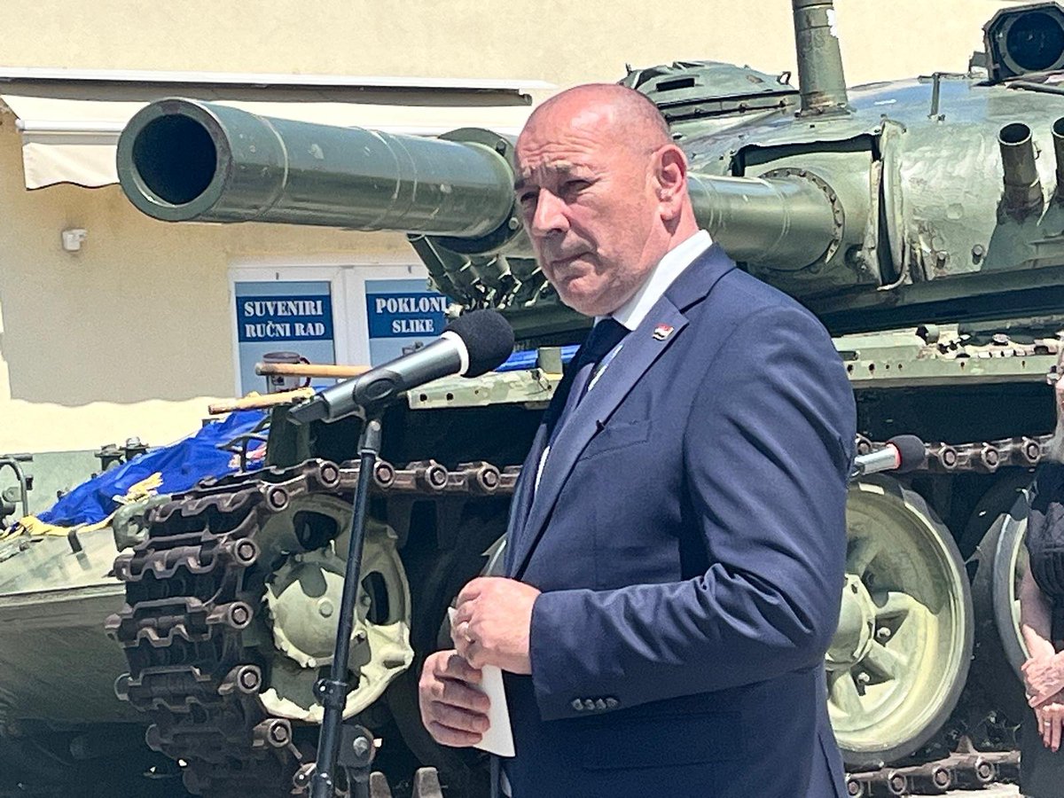 tomo_medved's tweet photo. 🇭🇷 Danas smo u Vukovaru odali počast Marku Babiću, hrvatskom branitelju i vukovarskom heroju. Njegov život podsjeća nas da se veličina čovjeka mjeri vrijednostima kojima je ostao vjeran. 
🇭🇷 Neka njegova žrtva i ljubav prema Domovini nikada ne budu zaboravljene. 🕯🙏🏻 https://t.co/JmNnXNtFmt