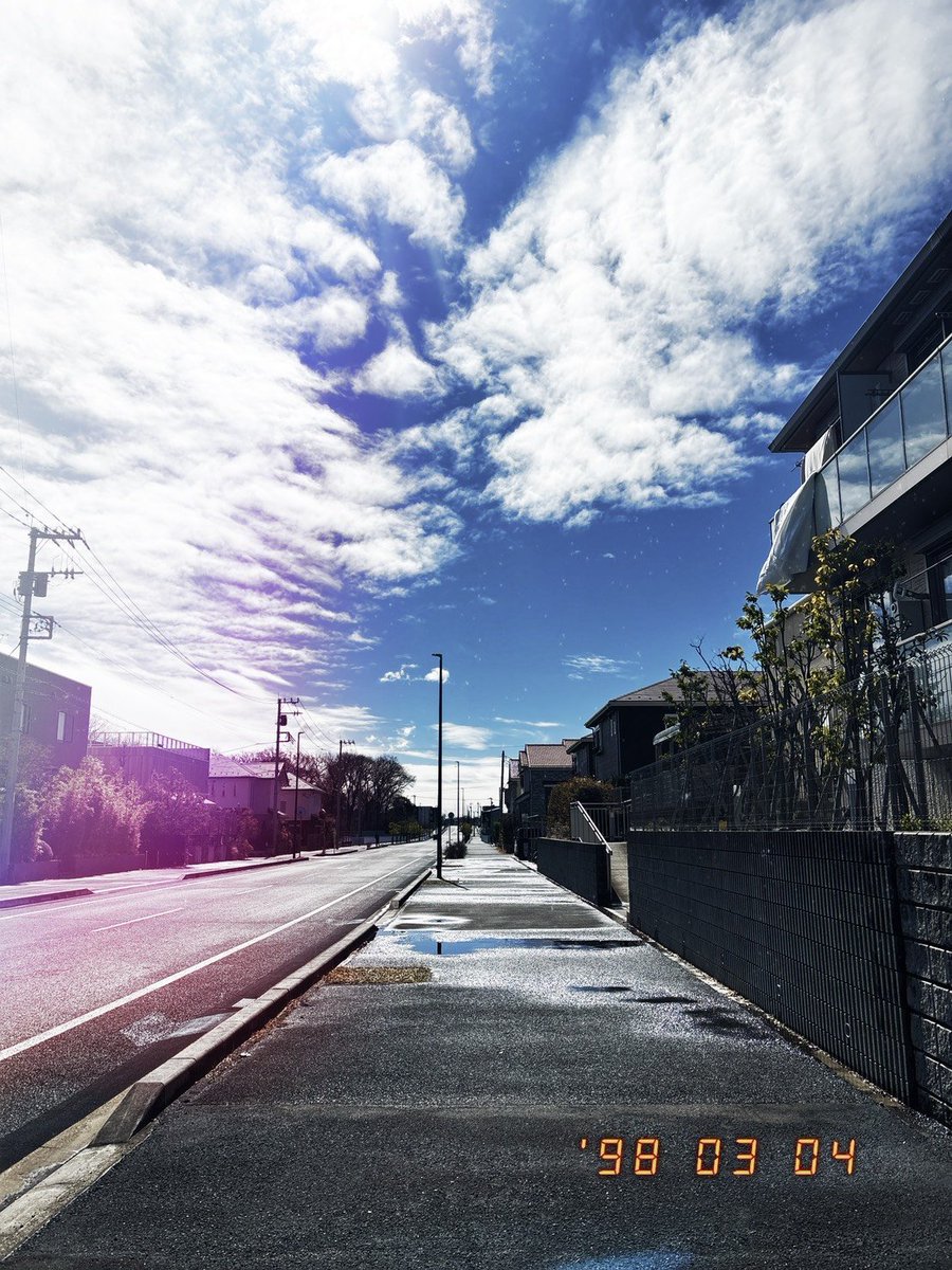 tororo_0_0's tweet photo. 『熱風』 #現代詩 #創作 #詩（1/3）

溶解する沈黙に
眠れない私は
描いたほつれ目を神だと言い切る
はち切れそうな虚勢で
薄い声を忘れた
だけど固く閉ざした君は
冷たい生の轟を
触れられない悲しみの底を
震えるほど　抱きしめて立つから https://t.co/MZLAoYljtP