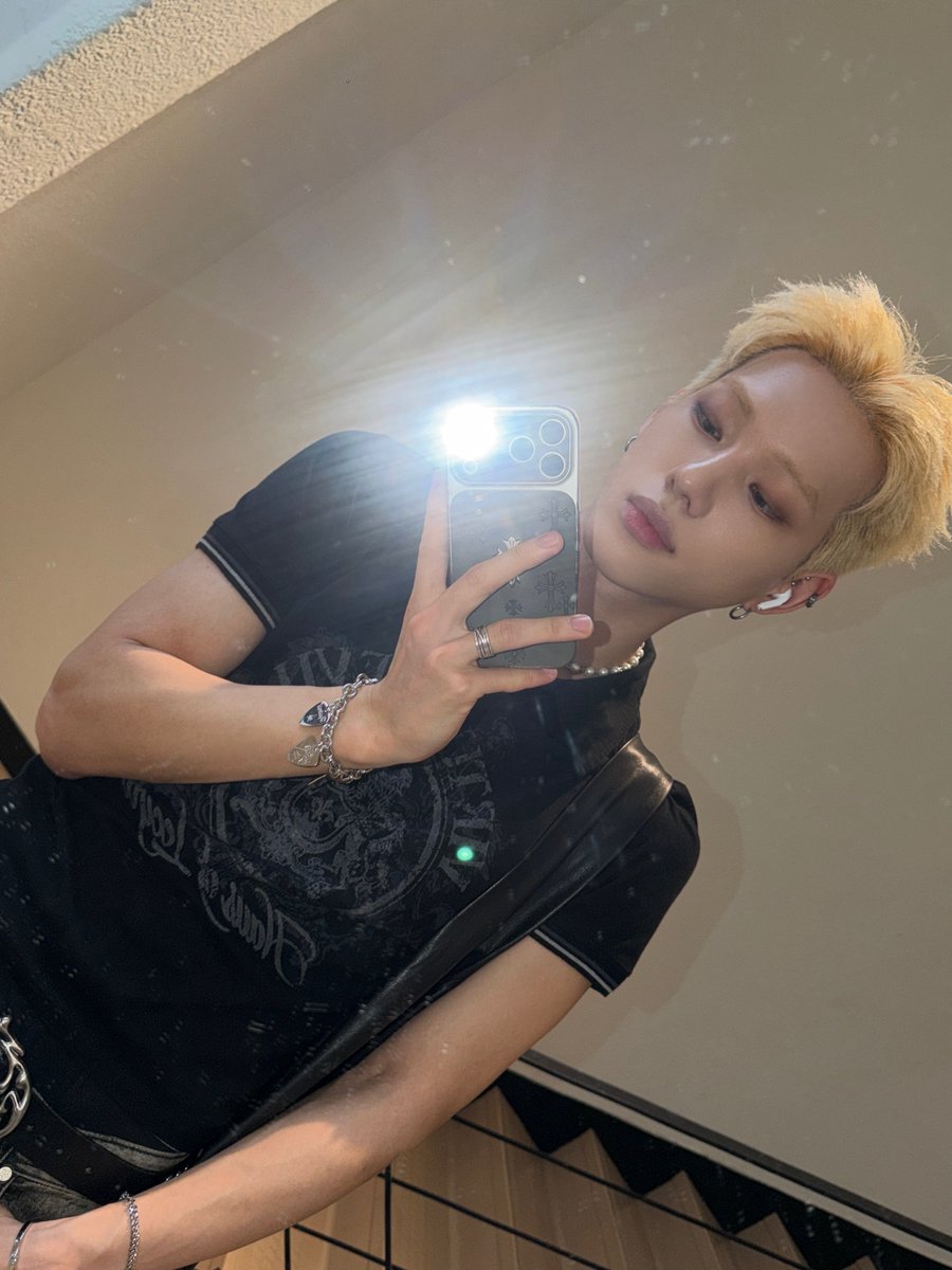 at_ALL_H_OURS's tweet photo. [#제이든]
오늘도 즐거워따~🖤

#ALL_H_OURS #올아워즈
#XAYDEN #제이든 https://t.co/drMl7IeVgK