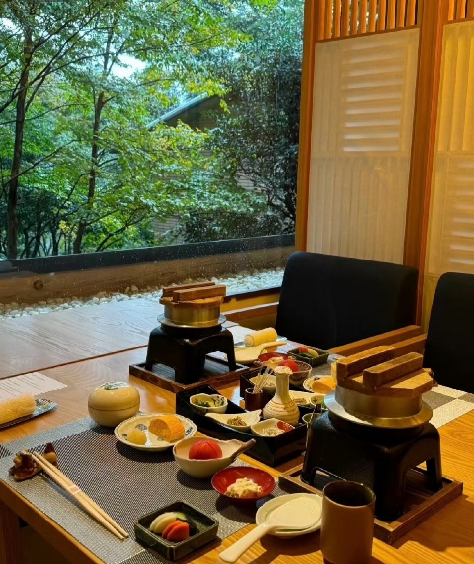 hoFyjhhZ4qXqafJ's tweet photo. Just found the best hidden gem in Kyoto—tiny lane teahouse with matcha so smooth it tastes like spring in a cup, plus a cat napping on the wooden counter. No crowds, just quiet magic.  #JapanTravel https://t.co/EKd96kYZ3t