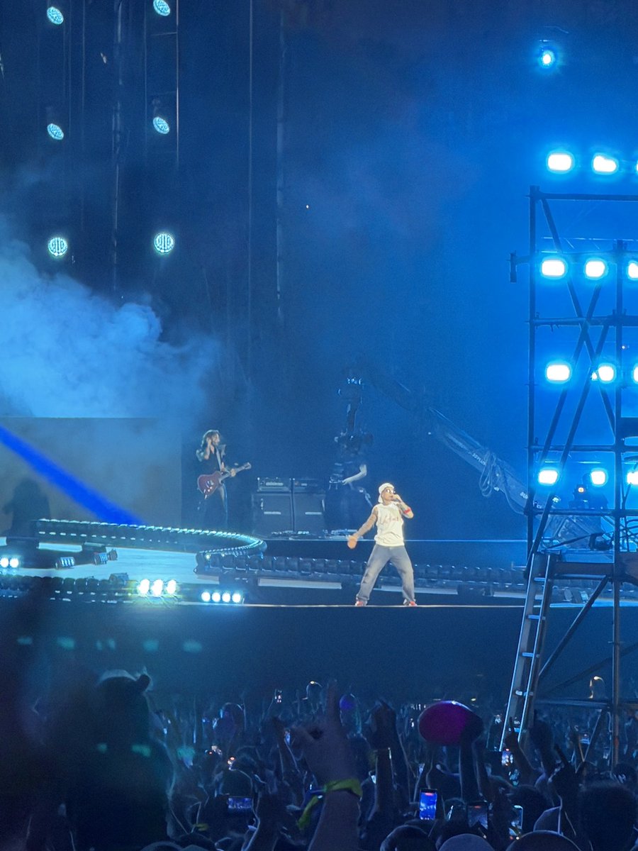 ariJDscott's tweet photo. Hai fatto la storia…abbiamo fatto la storia!!!!! Concerto incredibileeeee!!!!! #ultimo #roma #torvergata https://t.co/l553serlSn