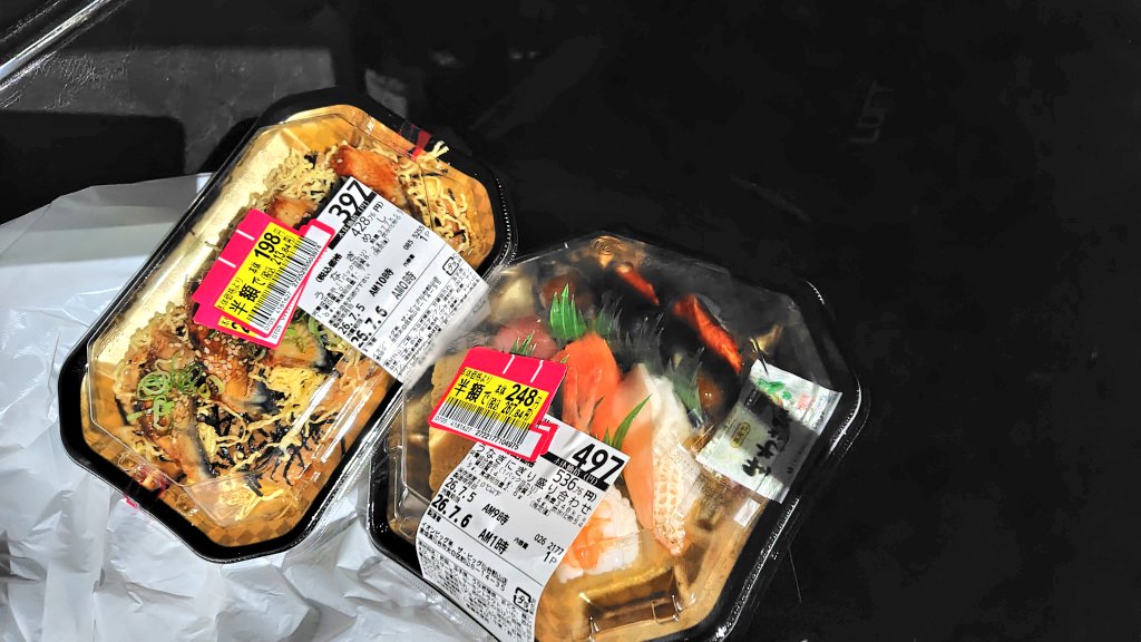 CERVO_SS20's tweet photo. 夕飯食べます😋寿司 と うなぎで600円は素晴らしい✨ https://t.co/uIU4i2ZRQu