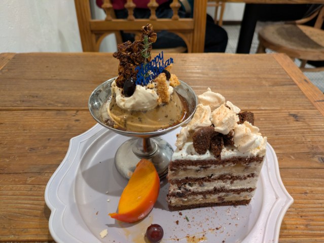 IIllIIllIIll's tweet photo. 【ラ･プティット･シュルプリーズ】
・お正月ショート×コーヒー黒豆プリン
・和栗モンブランお正月ver.

1/1利用分。年始営業の黒豆目当て。いずれにも黒豆使用で、ショートケーキはココアスポンジ+マロンペースト+コーヒーホイップ+黒豆煮と渋皮煮をサンドしたとろけるような贅沢な味わい。 https://t.co/J60zlTrllG
