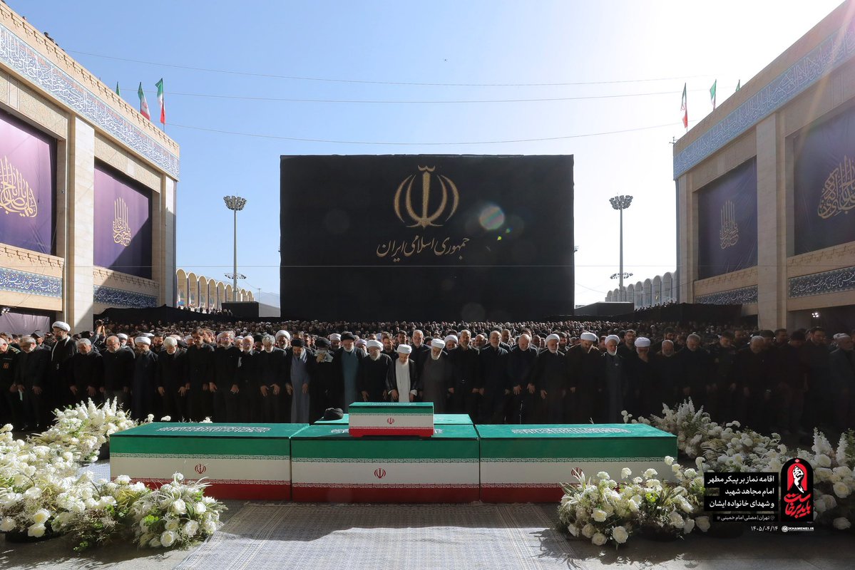 h34270's tweet photo. لحظه اقامه نماز بر پیکر یگانه‌ی دوران، مرجع عالیقدر جهان تشیع، رهبر معظم انقلاب اسلامی، حضرت آیت‌الله العظمی شهید سیدعلی حسینی خامنه‌ای اعلی‌الله‌مقامه‌الشریف در مصلی امام خمینی تهران

#WeMustRise
#MartyrKhamenei https://t.co/01rwWb2oxt