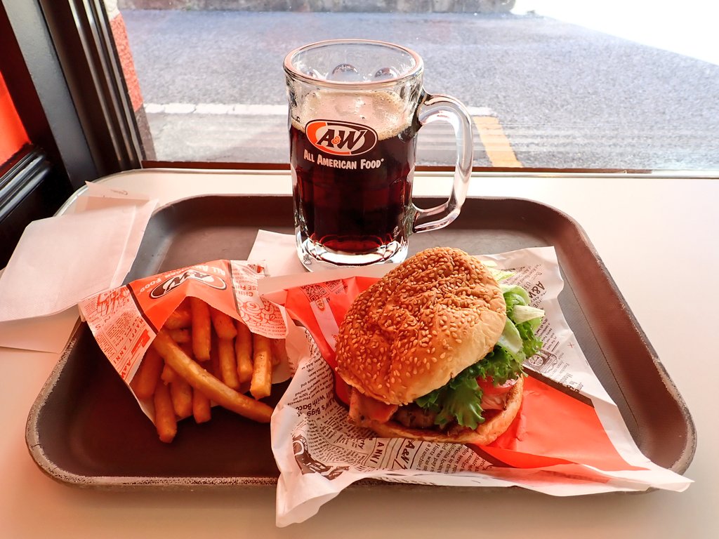 junk0321's tweet photo. 沖縄最後の食事はA&amp;W。
(ﾟдﾟ)ｳﾏｰ

ルートビアは色々意見分かれそうだけど、自分は好き。ドクペとかガラナとか、こういう薬のシロップっぽい味の飲料大好きなのよね。

しかし、まぁ。今日はもの食ってばっかりだな。。。 https://t.co/Tus2zVCjjf