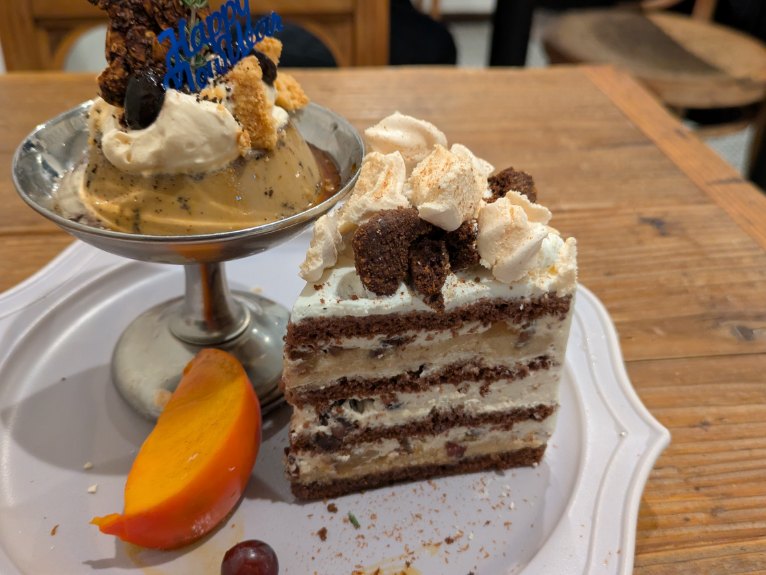 IIllIIllIIll's tweet photo. 【ラ･プティット･シュルプリーズ】
・お正月ショート×コーヒー黒豆プリン
・和栗モンブランお正月ver.

1/1利用分。年始営業の黒豆目当て。いずれにも黒豆使用で、ショートケーキはココアスポンジ+マロンペースト+コーヒーホイップ+黒豆煮と渋皮煮をサンドしたとろけるような贅沢な味わい。 https://t.co/J60zlTrllG