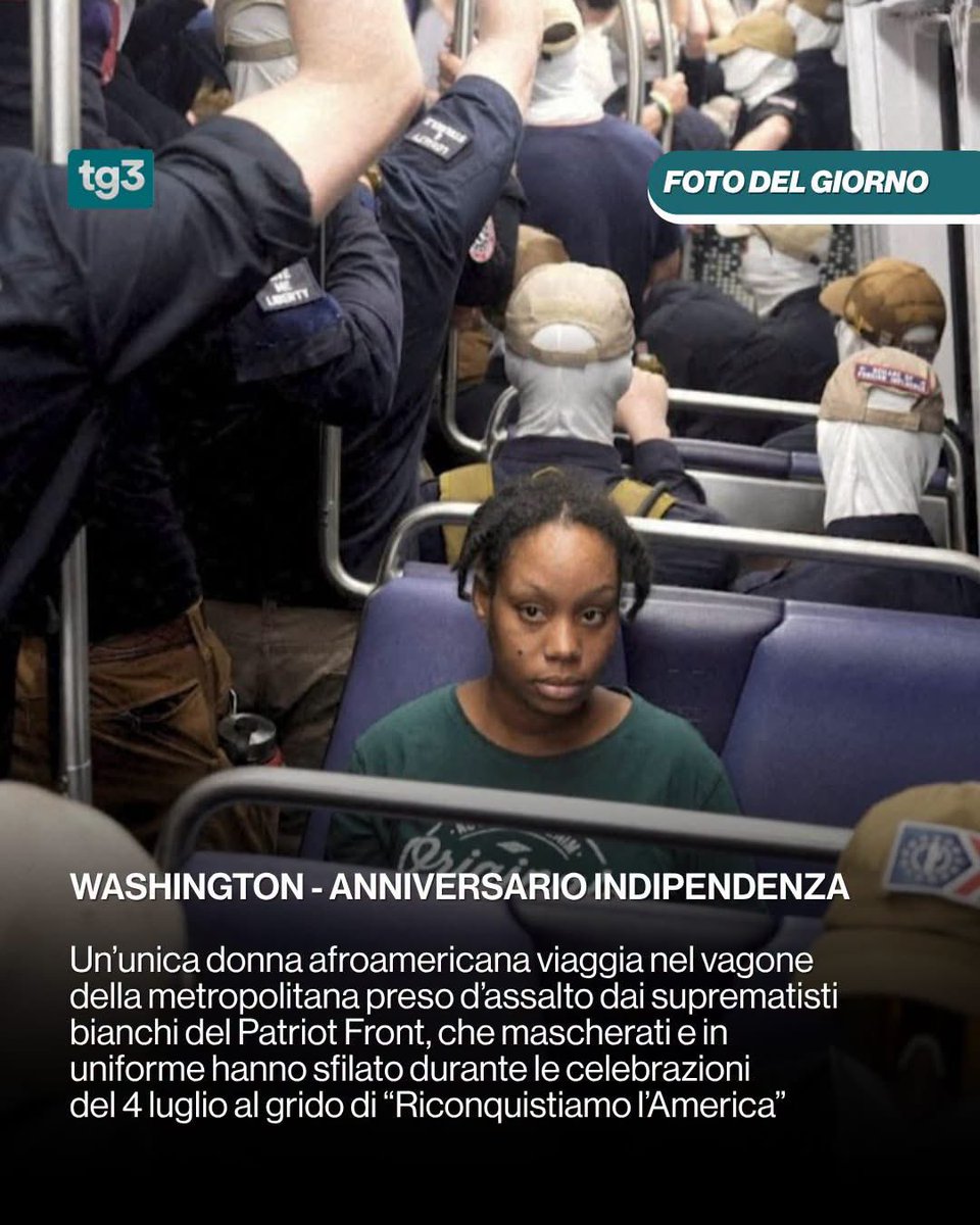 luca_caputa's tweet photo. Questa donna nera seduta da sola nella metro di Washington, circondata dai militanti di Patriot Front mascherati, merita tutto il nostro rispetto.
In mezzo a un gruppo di suprematisti bianchi che marciano per l’odio, lei è rimasta lì: dritta, dignitosa, senza arretrare di un centimetro. 
Questa immagine è chiara: da una parte chi semina divisione e razzismo, dall’altra chi semplicemente vive il proprio Paese con coraggio.
Forza sorella. Non sei sola. La tua compostezza è più potente di qualsiasi loro marcia. 💪🏾
L’odio non vincerà.