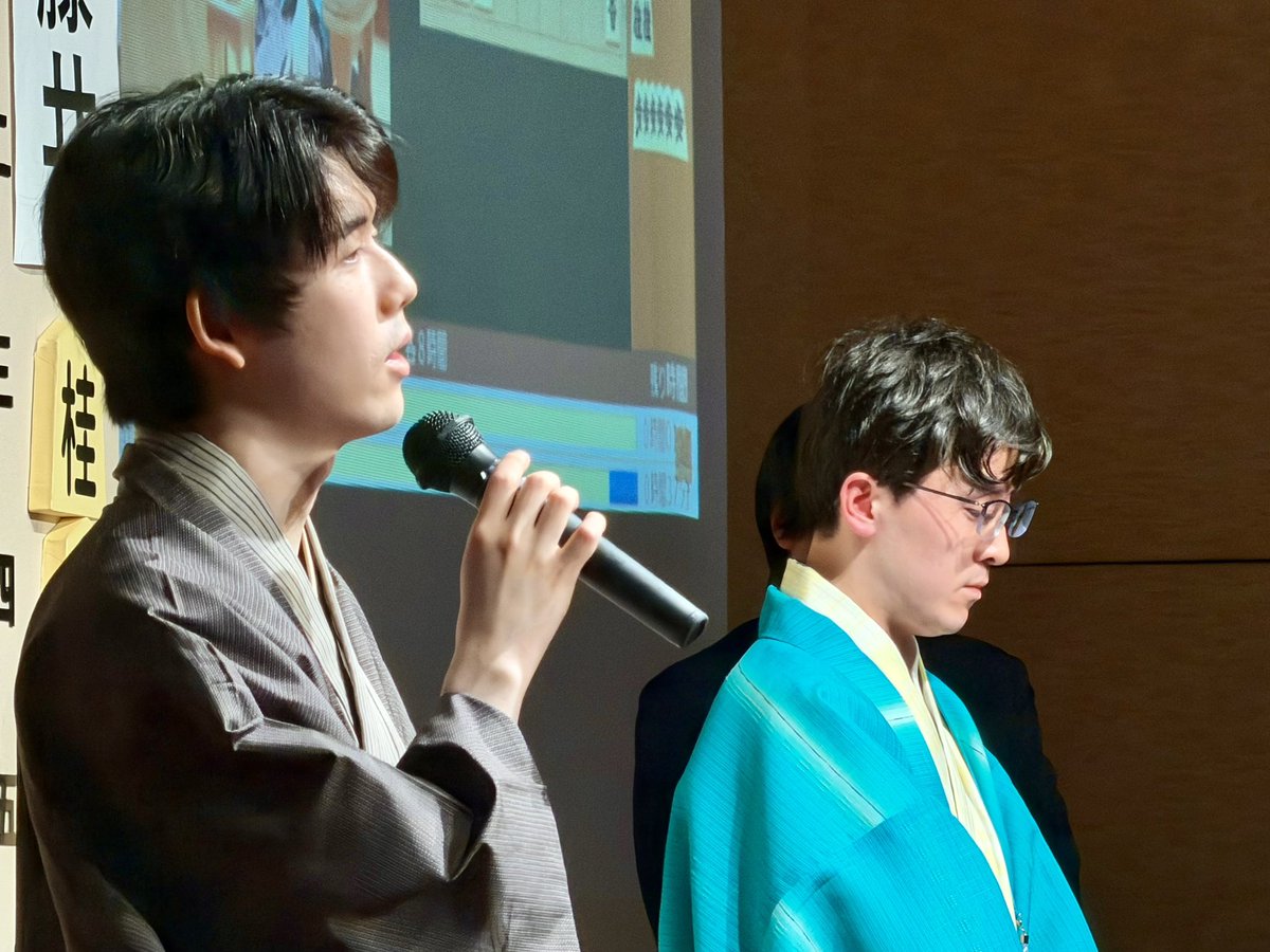 osawahiroki's tweet photo. 伊藤園お〜いお茶杯王位戦第1局大盤解説会にお越しいただいた皆さん、ありがとうございました。

対局を終えた藤井聡太王位と伊藤匠二冠が会場に駆けつけてくれました。 https://t.co/iB07EUUuYK