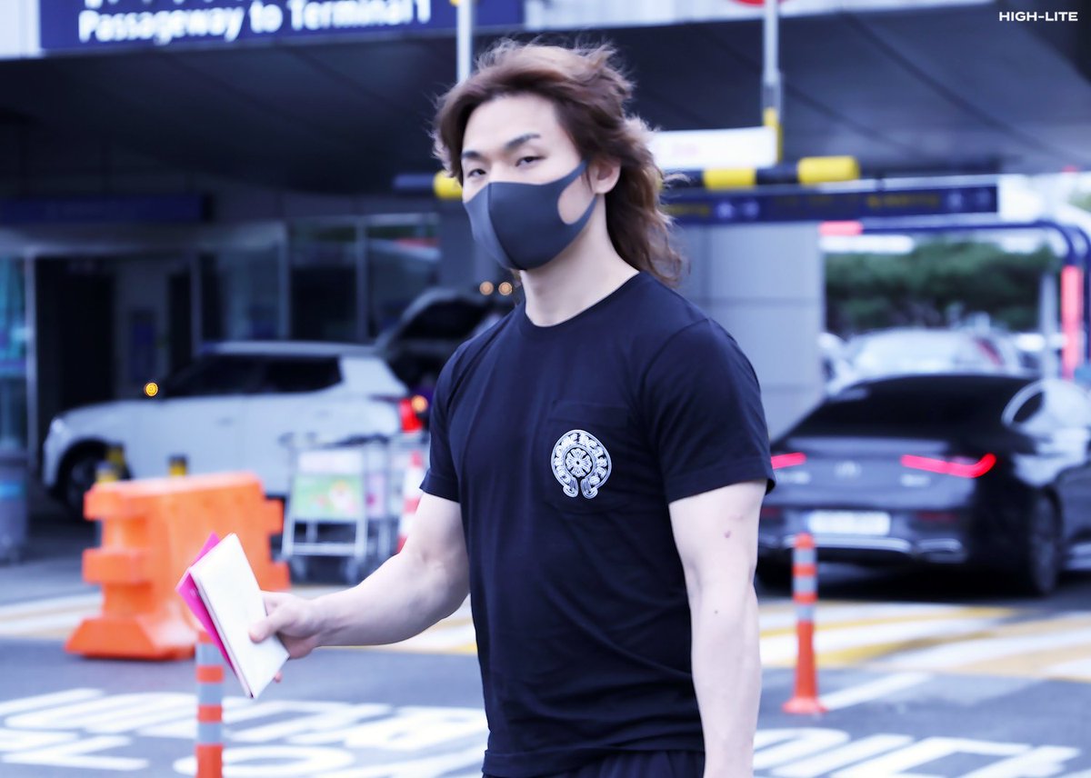 High__Lite's tweet photo. 260503 입국
☺️💛
#대성 #DAESUNG #DLITE #テソン #DsWAVE
@d_lable https://t.co/RBaZpe8p9O