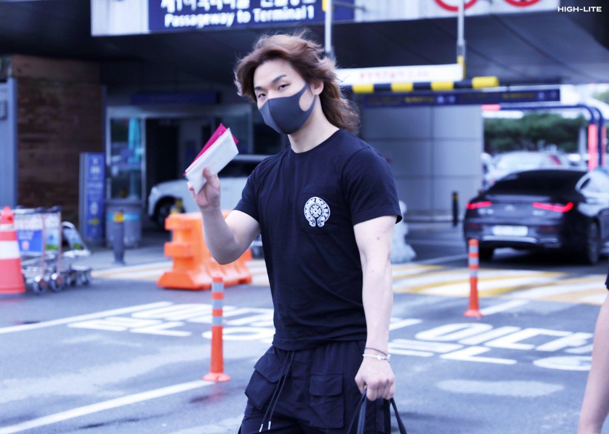 High__Lite's tweet photo. 260503 입국
☺️💛
#대성 #DAESUNG #DLITE #テソン #DsWAVE
@d_lable https://t.co/RBaZpe8p9O