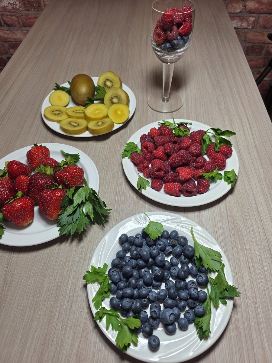 KaniewskiAdrian's tweet photo. Berry season is in Europe. Vegetables make up 90 percent of my diet, but I allow myself something sweet, especially on hot days.🫐🍓🍒
Bryan Clement from the Hippocrates Institute avoids fruit completely, and I agree, fruit is not for Longevity.
#health #longevity #lifeextension https://t.co/EzvYt7u4oL