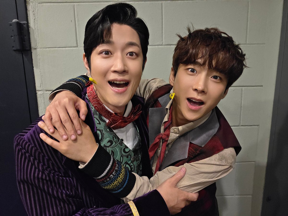 HONGcompany's tweet photo. #뮤지컬 #매드해터

🎩 마지막 공연 파이팅콜, 페어 사진 공개 

#이한솔 배우의 마지막 공연이 끝났습니다.
함께해주신 관객분들께 감사드립니다.
-
2026.6.9-8.30
TOM 1관 https://t.co/2SBpmO65zl