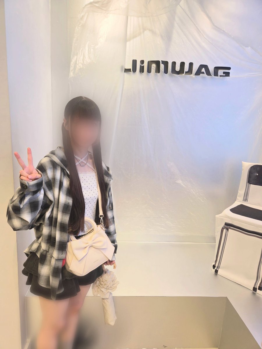 mesugaki_ichimi's tweet photo. JIMWAGいてきたよ〜
ジッパー付いてて穴空いてるTシャツと、ブレスレット買った！明日着ようかな> ·̫ <
ネックレスは売り切れてた🫠
ブレスレットももう少しって言ってた。危ない危ない
 #JIMWAG  #平成フラミンゴにこ https://t.co/2MzpS3IW0v