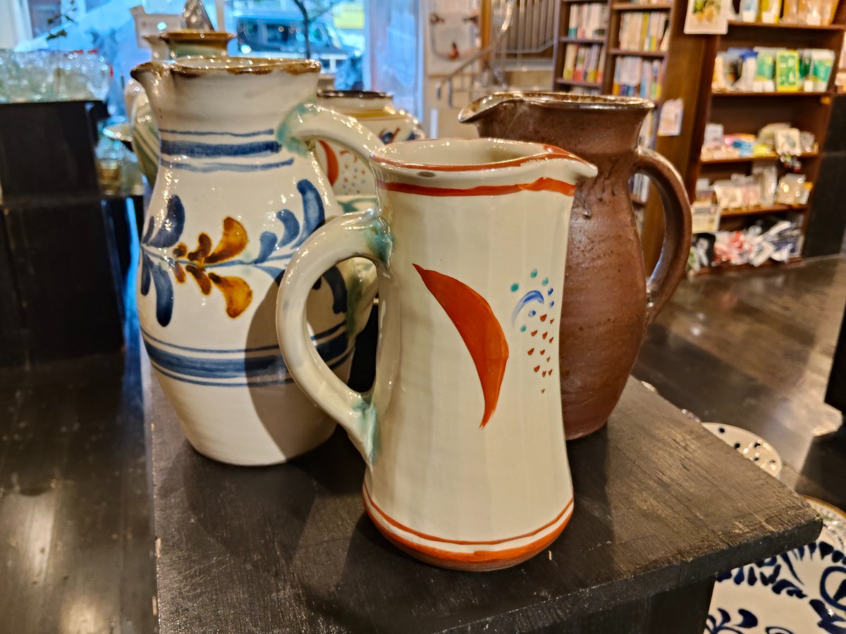 fukurasha's tweet photo. 【新入荷のお知らせ】
常秀工房の新しいやちむんが並んでいます。
赤絵のピッチャーや尺皿、アイスペールやマグなどが入りました。柔らかな白地と明るく鮮やかな釉薬の絵付けに目が惹きつけられます。
桜坂劇場1階売り場にて展開中です。

#ふくら舎 #桜坂劇場 #やちむん #常秀工房 https://t.co/SJmE0kbFE9