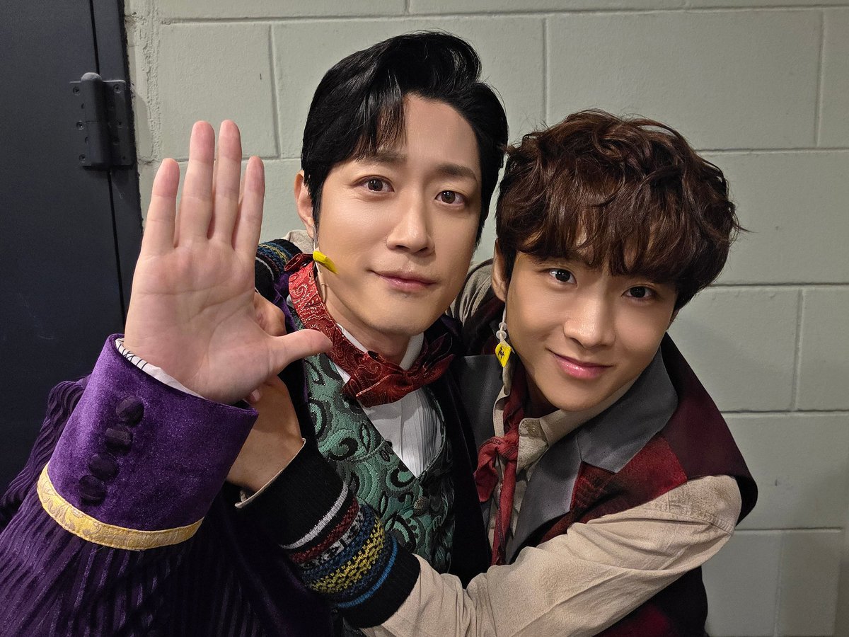 HONGcompany's tweet photo. #뮤지컬 #매드해터

🎩 마지막 공연 파이팅콜, 페어 사진 공개 

#이한솔 배우의 마지막 공연이 끝났습니다.
함께해주신 관객분들께 감사드립니다.
-
2026.6.9-8.30
TOM 1관 https://t.co/2SBpmO65zl