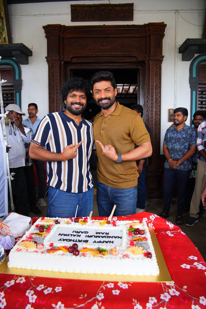 HanuNews's tweet photo. DIRECTOR #AnilRavipudi and Team #VenkyAnil5 #NKRAR2 celebrated @NANDAMURIKALYAN's birthday on the sets today ❤️‍🔥

#HappyBirthdayNKR ✨
@AnilRavipudi https://t.co/qtcywkHr3c