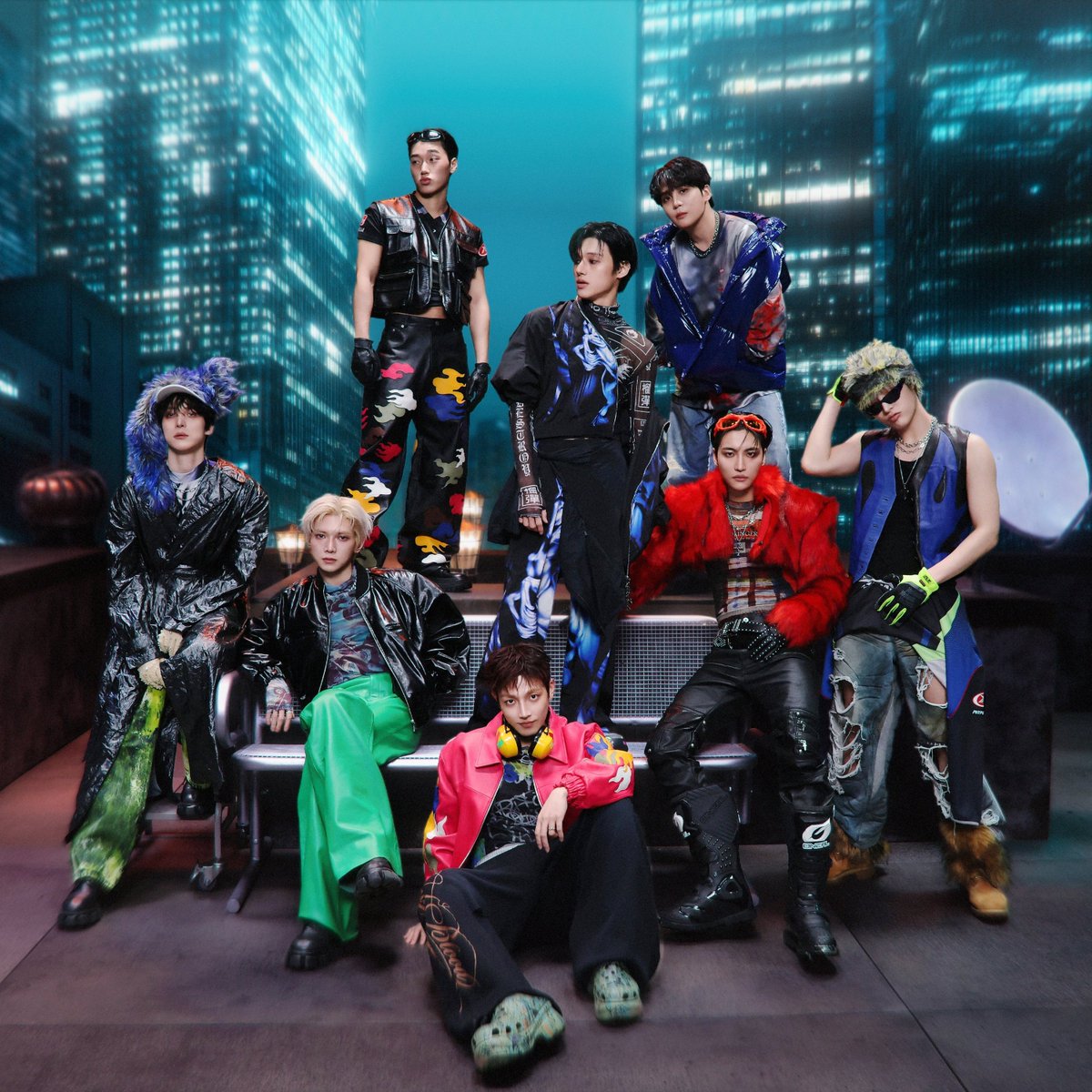 1024updates's tweet photo. ATEEZ 'GOLDEN HOUR : Part.5' debuts at #1 on the Billboard 200 with 228,000 units.

It marks the group's biggest debut to date and their third #1 album

#ATEEZ #에이티즈 @ATEEZofficial https://t.co/5zpCU1bJPz