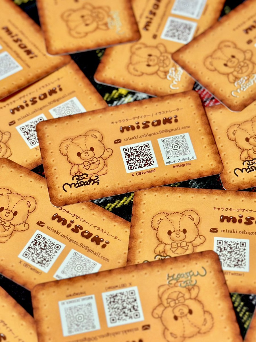 designermisaki's tweet photo. め、め、名刺〜！！✨✨✨
やっと焼き上がりま…じゃなくて
完成しました〜！！🐻
昔から名刺は絶対こだわろうと思っていて、
モチーフとして大好きなビスケット&amp;サインは箔押しで入れました🍪🌟
表はなもべあ、裏はぽてぽて！
大満足！！！
#名もなきテディベア 
#ぽてっとぽてと https://t.co/XKAe6w9IrE