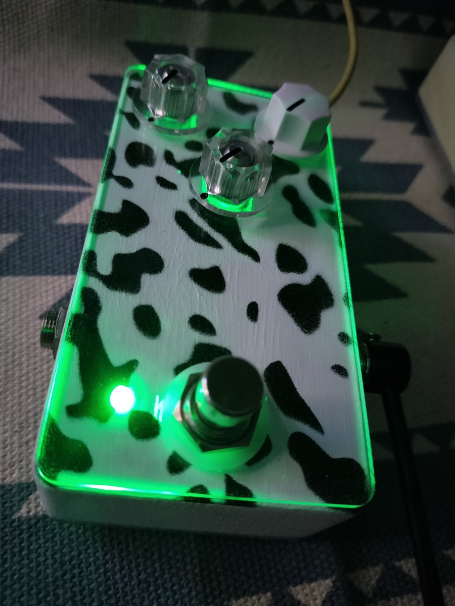 ForestmanWorks's tweet photo. COW FUZZ

MUFF FUZZをベースにした、抜けの良いファズ。
ODライクなドライブサウンドから、荒々しくファジーなディストーションまで幅広くカバー。
Big Muffとは異なる、「ライトマフ」をコンセプトに仕上げました。
⚠️ 出力はかなり大きめです。Volumeは控えめからお試しください。
 ¥10,800 + 送料 https://t.co/DO564mff74