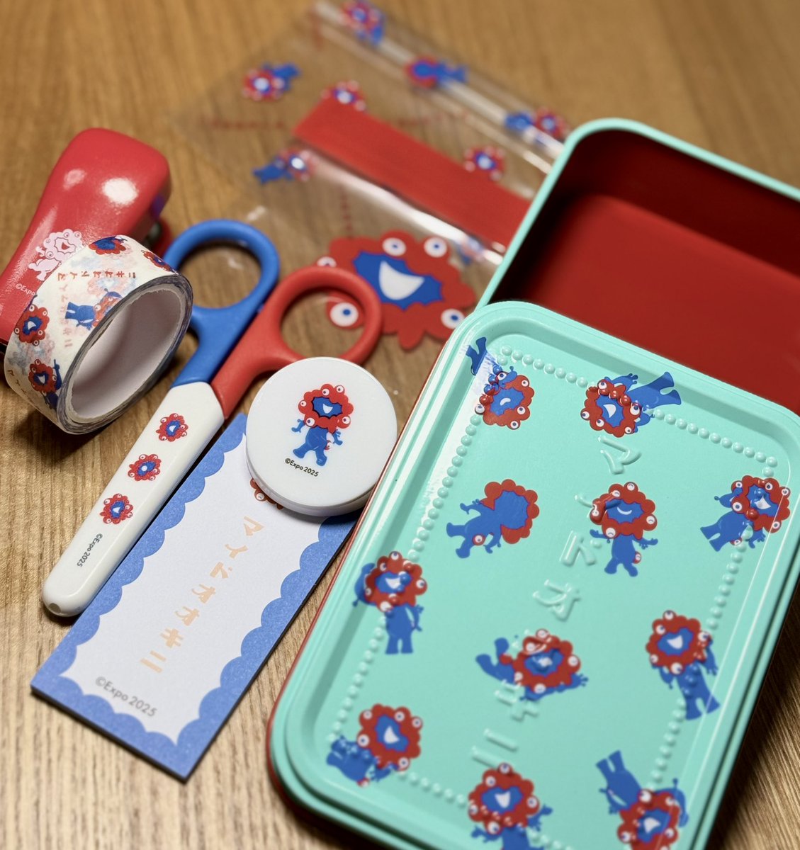 sharpon13's tweet photo. ミャクミャク文具缶📑かわいい😍
ジッパーバックもっと欲しい😆

#ミャクミャク　#ミャクミャク文具缶 https://t.co/yIWU52Tcon