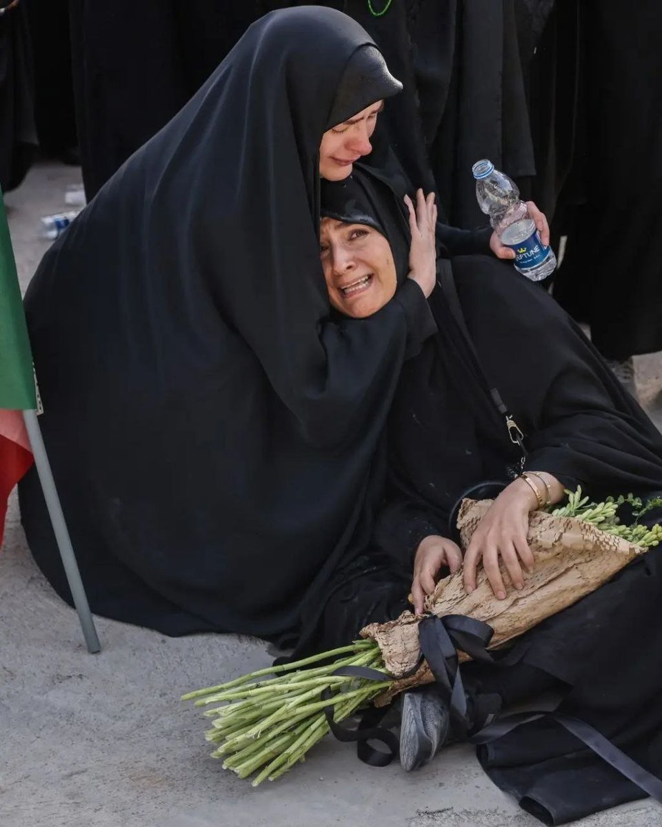 RahaDarSokoot's tweet photo. حس یتیمیِ یک ملت ...💔🖤
.
. https://t.co/br6CY9W9Sq