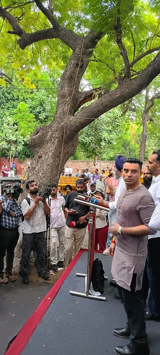nachiket1982's tweet photo. Huge congratulations to Team Bharat! 🇮🇳 A powerful, peaceful protest demanding what every citizen deserves: choice and absolute transparency from the government. The pictures say it all - unity, discipline, and a clear message. ✊
#EthanolScam https://t.co/qEAh0v0Ohn