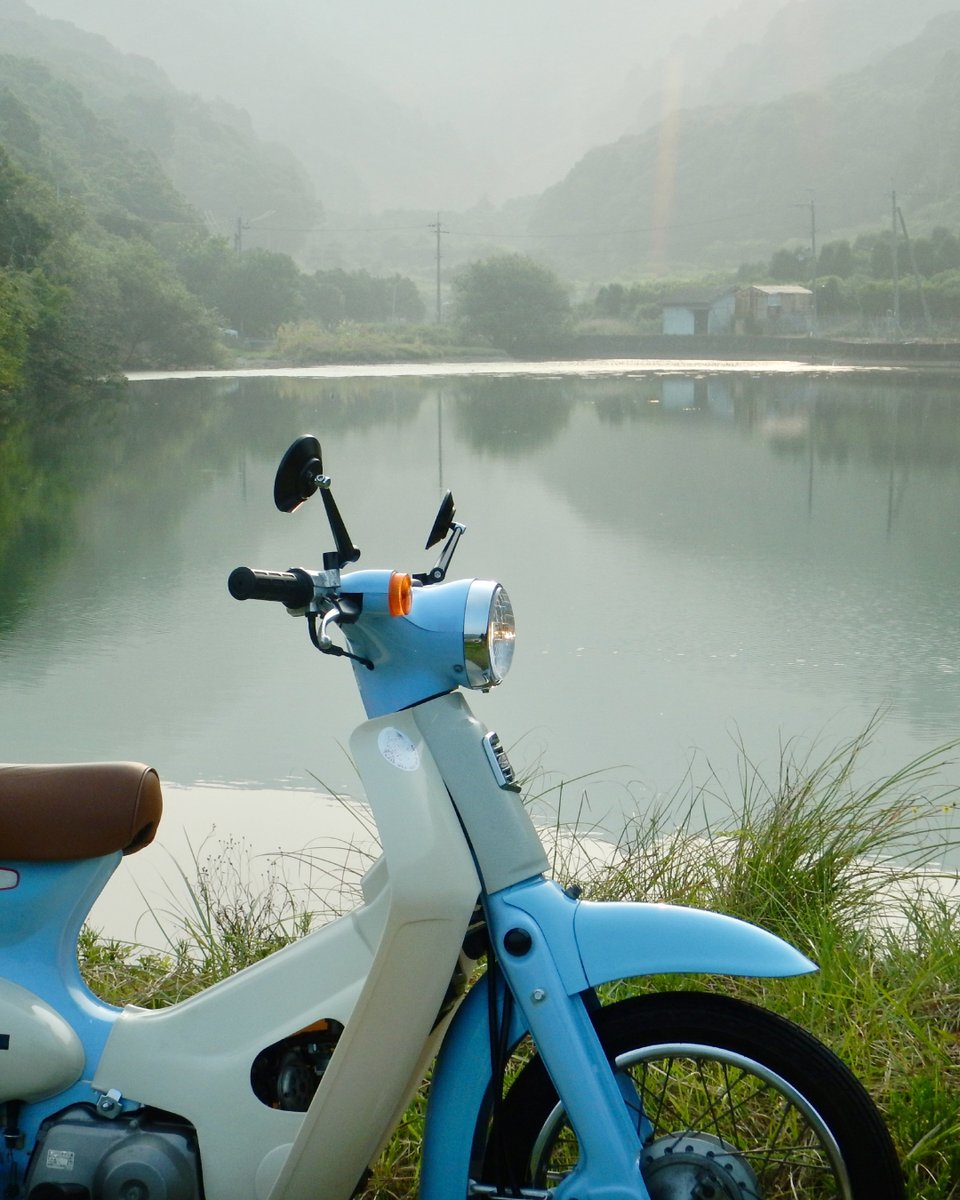 redbaron_BIKE's tweet photo. 小排気量バイクだからこそ、気軽に楽しめる道がありますよね◎

狭い道を走ったり、気になった場所にふらっと立ち寄ったり。
肩の力を抜いて楽しめるのも、小回りの利く小排気量バイクならではの魅力✨

みなさまが知っている“小排気量バイクならでは”の楽しみ方があれば、ぜひコメントで教えてください！

#レッドバロン #バイク