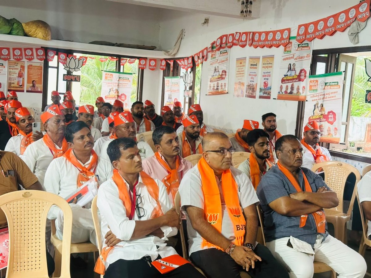 MansinghP_BJP's tweet photo. આજરોજ ઉના તાલુકાનો રૂદ્રપ્રયાગ ખાતે અને ઊના શહેરનો યોગા કેન્દ્ર ખાતે આયોજિત શક્તિકેન્દ્ર સંયોજકોના પ્રશિક્ષણ વર્ગમાં ઉપસ્થિત રહી માર્ગદર્શન આપવાનો અવસર પ્રાપ્ત થયો..

આ પ્રશિક્ષણ વર્ગમાં શક્તિકેન્દ્રના સંયોજકો તેમજ સમર્પિત કાર્યકર્તાઓ ઉપસ્થિત રહ્યા હતા. https://t.co/xC2ing8U4n