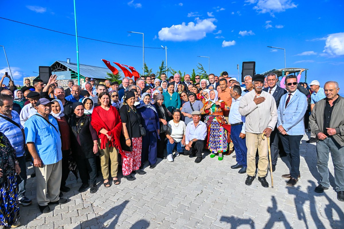 MDervisogluTR's tweet photo. Horasan Erenlerinden, Hünkâr Hacı Bektaş-ı Veli’nin talebesi, gönül eri Sarı Saltuk Hazretlerinin manevi huzurundaydık... https://t.co/q8n6EYVKCv