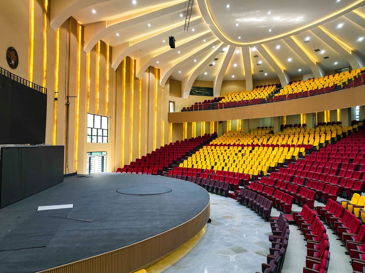 NaijaAesthetics's tweet photo. Everyone knows Enugu as the Coal City...
But have you seen its stunning International Conference Centre? 👀🇳🇬
Modern architecture like this deserves more attention.
📍Enugu State Conference Centre. https://t.co/YMbtyqnVCB