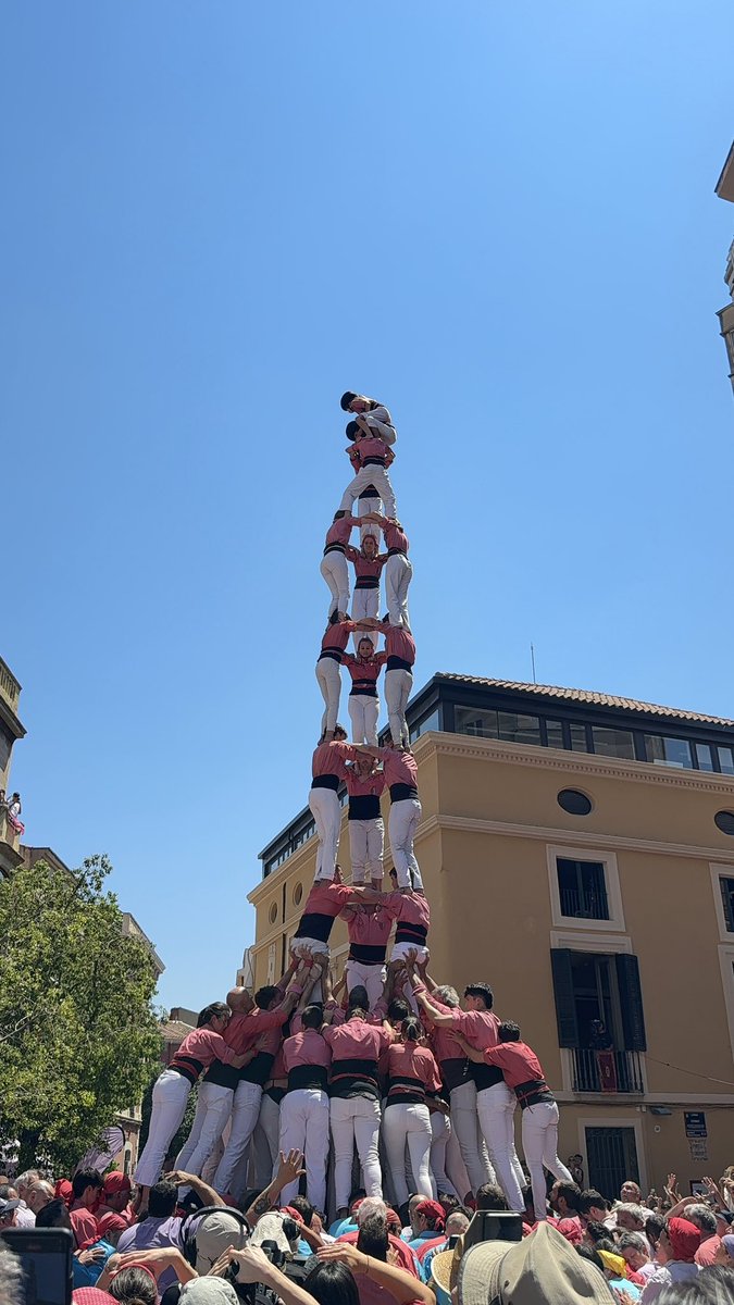 collavella's tweet photo. Comencem l’actuació a Terrassa, descarregant el 3d9f!
#castells #collavella https://t.co/8Sc98LKbkf