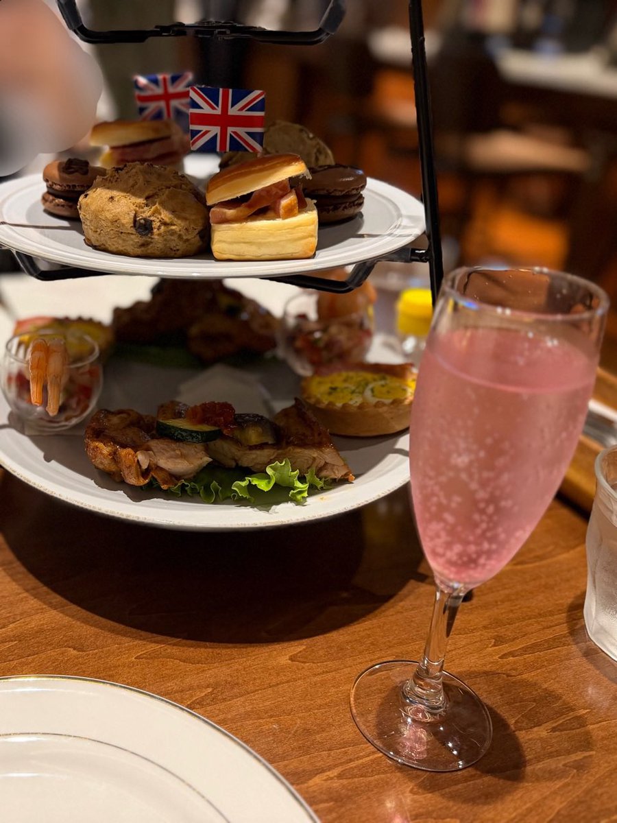 yoiyoi14's tweet photo. そして夕食はサロンクリスティで、イブニングティー「シャーロック・ホームズ」を。
スコーンは、食べる直前にリベイクしてくださるサービスあり。
飲み物は『ピンクの研究風スパークリング』と『レモンスカッシュ「ライヘンバッハの滝』。両方飲んでみたかった🍷
（中学以降はハヤカワ育ちでもある） https://t.co/wItJeUWkqK