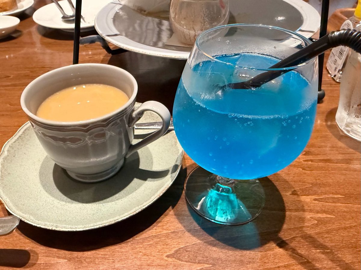 yoiyoi14's tweet photo. そして夕食はサロンクリスティで、イブニングティー「シャーロック・ホームズ」を。
スコーンは、食べる直前にリベイクしてくださるサービスあり。
飲み物は『ピンクの研究風スパークリング』と『レモンスカッシュ「ライヘンバッハの滝』。両方飲んでみたかった🍷
（中学以降はハヤカワ育ちでもある） https://t.co/wItJeUWkqK