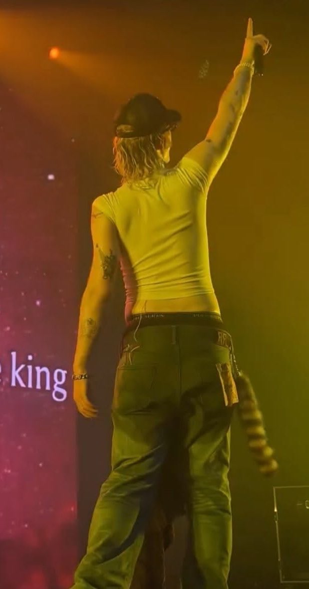 vijftijd's tweet photo. his waist is absurd, https://t.co/dWcHWLgiru
