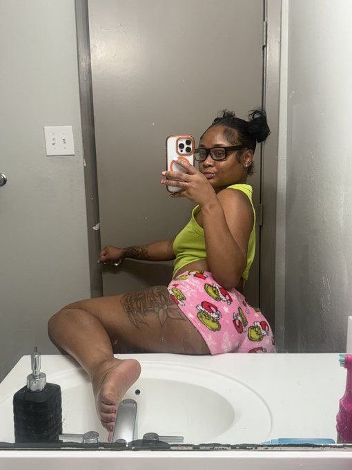 theeevilprdw's tweet photo. Happy Sunday y’all let’s have fun together 
HMU on TG https://t.co/8ZRUk7WtBJ https://t.co/wqR4h076op
