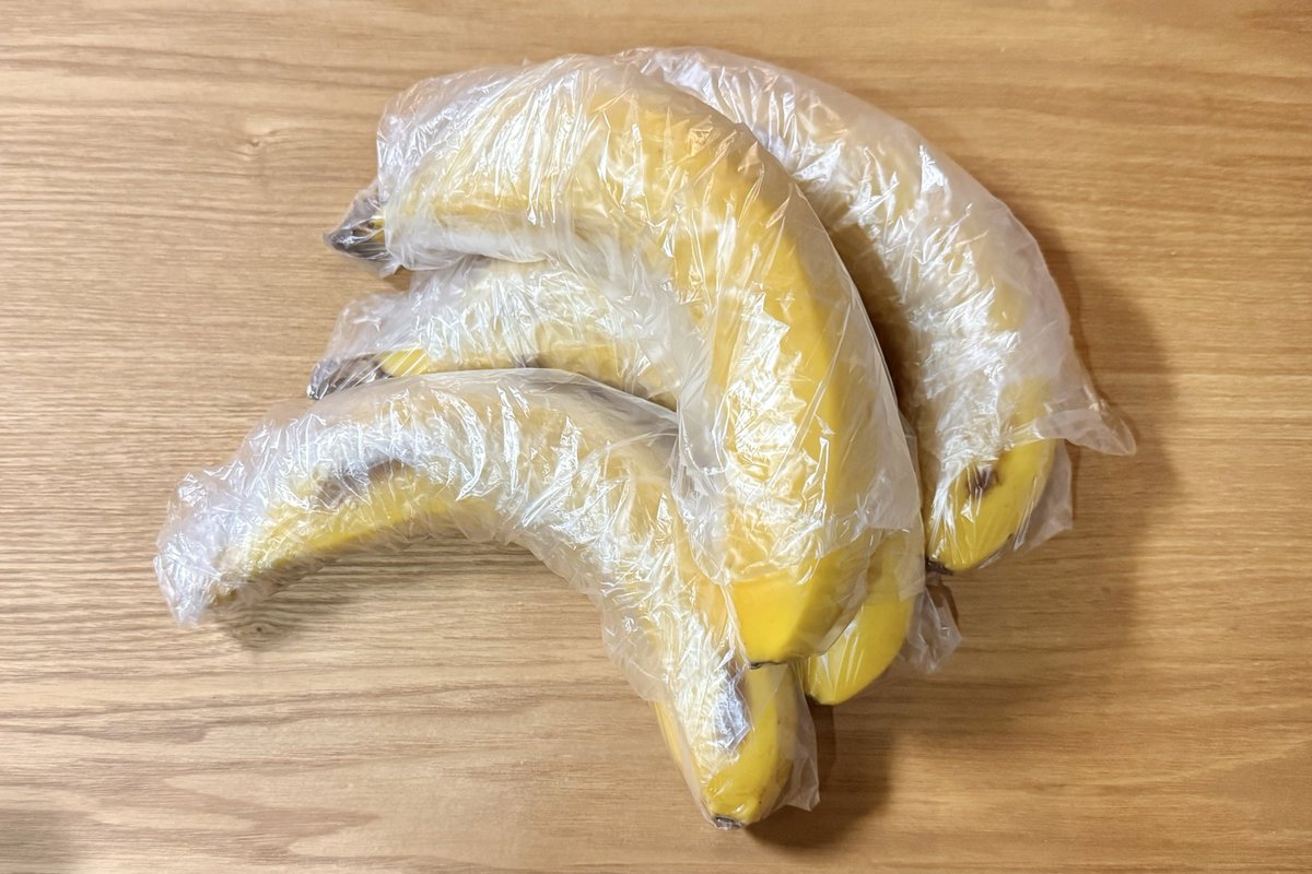 i_wrap_official's tweet photo. 我が家の
バナナ in アイラップ🍌

まだ1本しか消費しておらず、
野菜室で5日間経過中…

(まとめて保存でいいかも) https://t.co/mATMObjmj7
