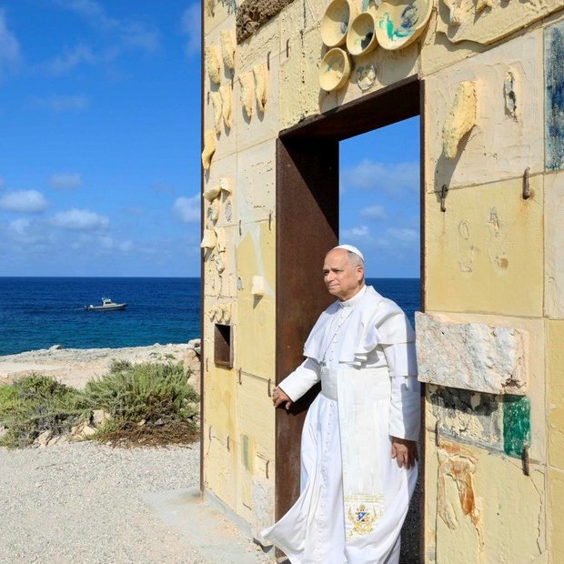 clarincom's tweet photo. EL PAPA VISITÓ LAMPEDUSA, LLAMÓ A EUROPA A PROTEGER A LOS MIGRANTES Y ENVIÓ UN MENSAJE A TRUMP

Lectura rápida
El papa León XIV visitó la isla siciliana de Lampedusa para rendir homenaje a los migrantes muertos en el Mediterráneo y enviar un mensaje a Europa y Estados Unidos sobre la obligación cristiana de defender la dignidad de los migrantes. La visita se realizó el mismo día en que Estados Unidos celebraba el 250 aniversario de su independencia, y fue interpretada como un gesto simbólico dirigido al gobierno de Donald Trump.

Mensaje a EE.UU. en el 4 de julio
En una carta enviada a los estadounidenses, León XIV subrayó que proteger la vida también significa acoger a los migrantes, cuyas contribuciones forman parte de la historia del país desde sus inicios. Recordó que recibir a los inmigrantes "no es solo un acto de caridad, sino también un reconocimiento de la dignidad que pertenece a toda persona humana".

Homenaje al Papa Francisco
León depositó una corona de flores en el cementerio de migrantes de Lampedusa, cuyos tumbas están marcadas con cruces hechas de madera de barcos naufragados. La visita siguió los pasos del papa Francisco, quien en 2013 arrojó una corona al mar y denunció la "globalización de la indiferencia".

La UE aplica nuevas normas migratorias
La visita del Papa coincidió con la entrada en vigor de un nuevo paquete de normas migratorias de la UE que acelera los retornos y endurece los controles en fronteras. Defensores de derechos humanos criticaron las medidas por socavar el derecho al asilo y por introducir perfiles raciales en los procedimientos acelerados.

Testimonios del Papa

"Este es un lugar donde los gestos hablan más fuerte que las palabras. Pero para que los gestos sean humanos, necesitan un corazón."

"Europa tiene la capacidad de afrontar la crisis de modo orgánico, insertando los primeros auxilios en un plan estratégico de larga duración, que sea capaz de acoger, proteger, promover e integrar a los migrantes y, al mismo tiempo, trabajar por el desarrollo, de tal forma que nadie se vea obligado a emigrar."

“Acoger, proteger y asistir a los inmigrantes, cuyas esperanzas, sacrificios y contribución han formado parte de la historia de este país desde sus mismos inicios”

“Recibirlos con compasión y generosidad no es solo un acto de caridad, sino también un reconocimiento de la dignidad que pertenece a toda persona humana”

“Aquí han visto no solo a uno, sino a miles de seres humanos caídos en manos de ladrones que les han quitado todo, los han golpeado brutalmente y se han ido, dejándolos medio muertos”

(+) en Clarin: https://t.co/QvJtBjb1Hn