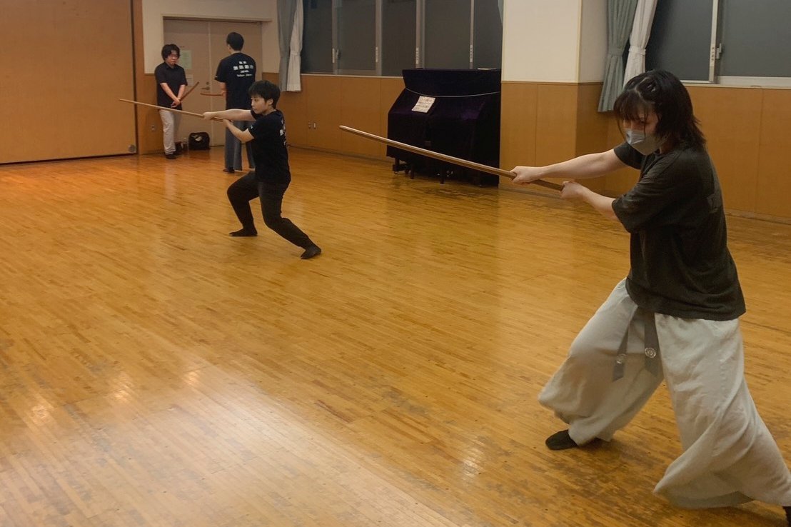 mkaji1999's tweet photo. 師範の酒井です😊
先日の無銘鍛冶は、最初は新人さんをマンツーで基本のおさらい、後半は先輩陣を交え、簡単な手のローテーション🎵
どんな時も殺陣をやると気持ちがスッキリしますね✨️
さて、次回は7/10(金)になります。
宜しくお願い致します‼️
🌐https://t.co/Mc7ZoZbCs9
#無銘鍛冶 #殺陣 #東十条 https://t.co/nXlR1mfZOc